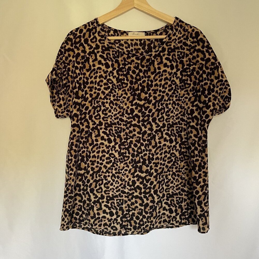 Riah Fashion Leopard Print Short Sleeve Top M comfortable summer shirt light